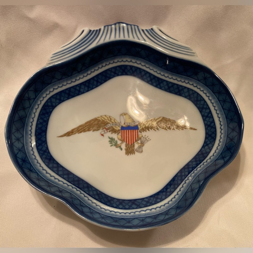 Mottahedeh E Pluribus Unum Diplomatic Eagle Scalloped Dish - Picture 2 of 6